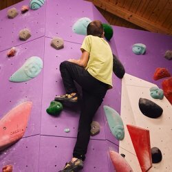 Arrampicata in palestra per bambini
