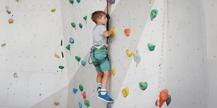 Arrampicata in palestra per bambini