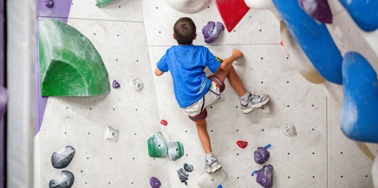 Arrampicata in palestra per bambini