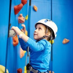 Arrampicata in palestra per bambini