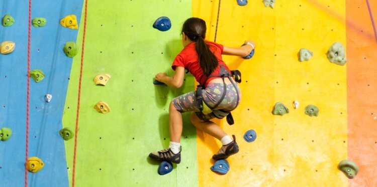 Arrampicata in palestra per bambini