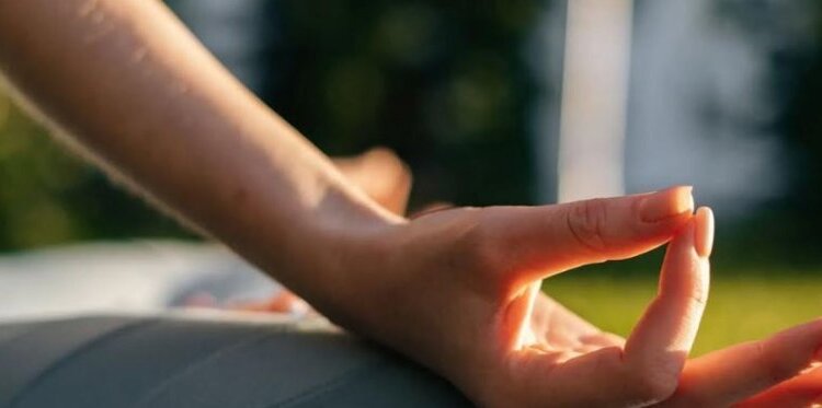 Yoga energizzante in giardino con Matteo Russo