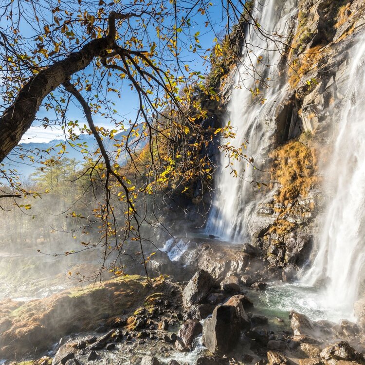 Acqua Fraggia waterfall scenic loop - Savogno