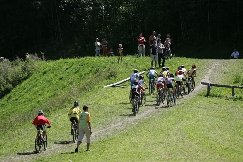 Pedalando lungo il percorso Forte di Oga