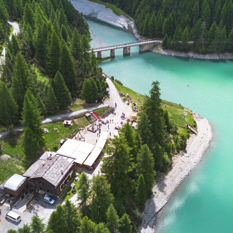 Lungo il Lago di Livigno