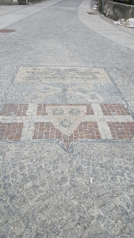 Stemma del comune di TResivio in Piazza Fontana