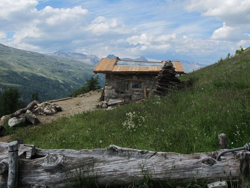 Il baitèl è un bivacco al limitare del bosco