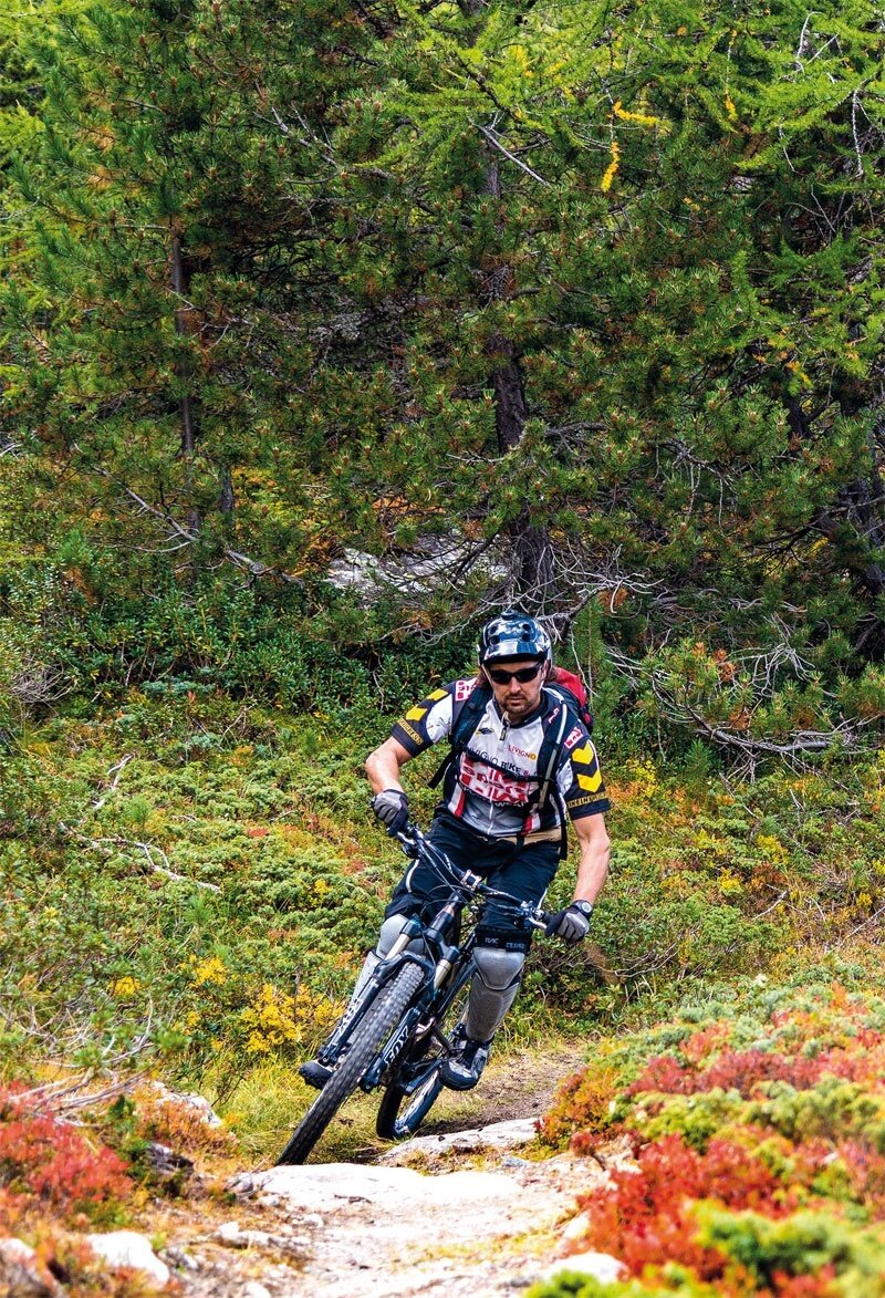 Tecnica di curva nel bosco.