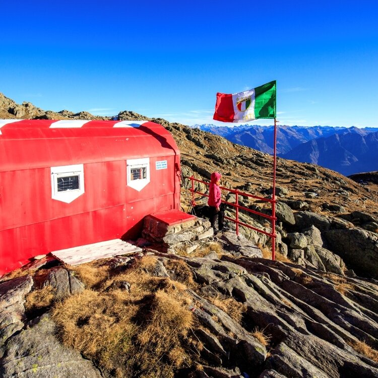 Bottani-Cornaggia, il bivacco rosso in un paesaggio roccioso