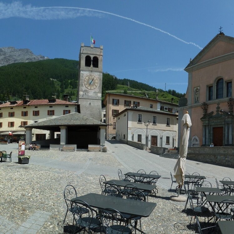 Piazza de Cavour, the town square of Bormio