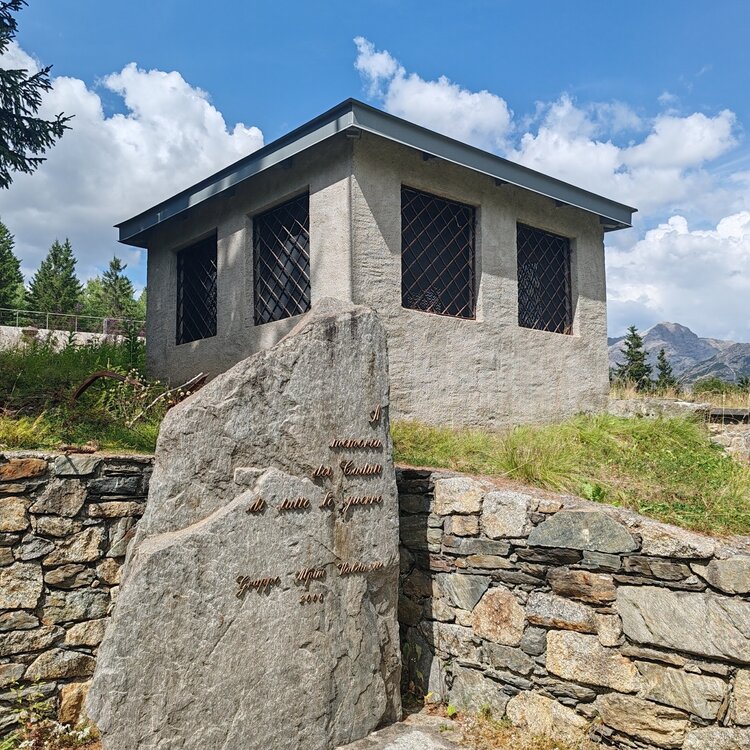 Il monumento ai caduti al Forte di Oga