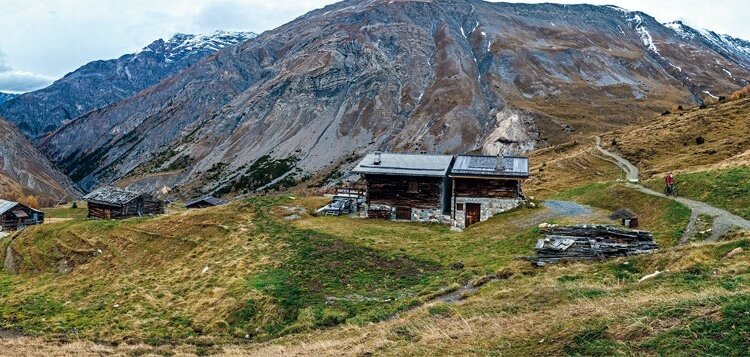 Dal sentiero che conduce in Val Pila, panoramica su Trepalle (2)
