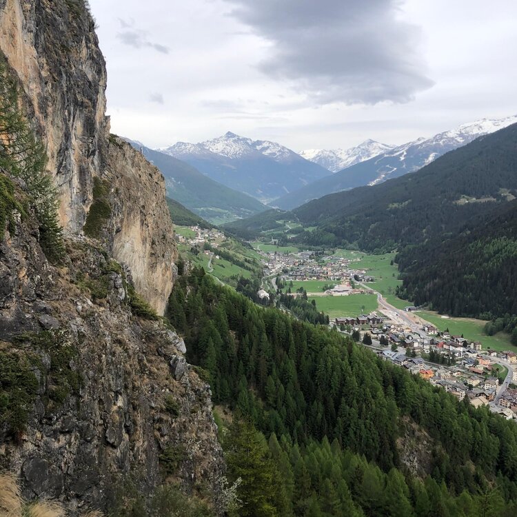 Scorcio della Valdidentro dalle rocce del Crap de Scegn
