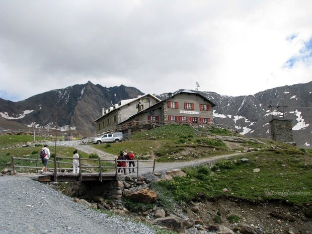 Document{{en=Rifugio Pizzini with joëlette, it=Rifugio Pizzini con joëlette, de=Hütte Pizzini mit Joëlette}}