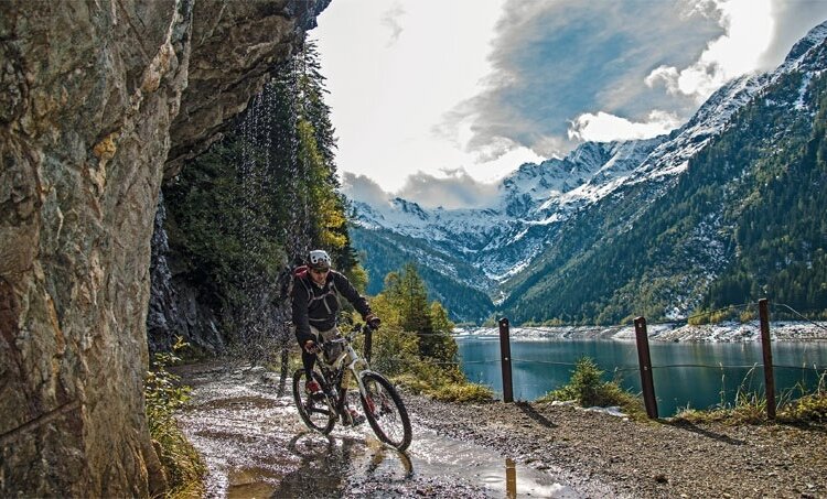 "Shower" along the Belviso Valley reservoir.