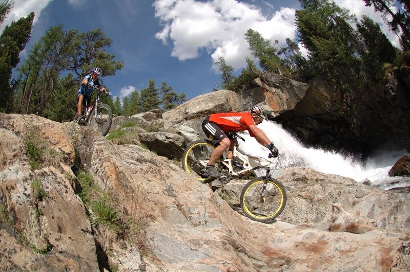 In mountain bike sulla roccia