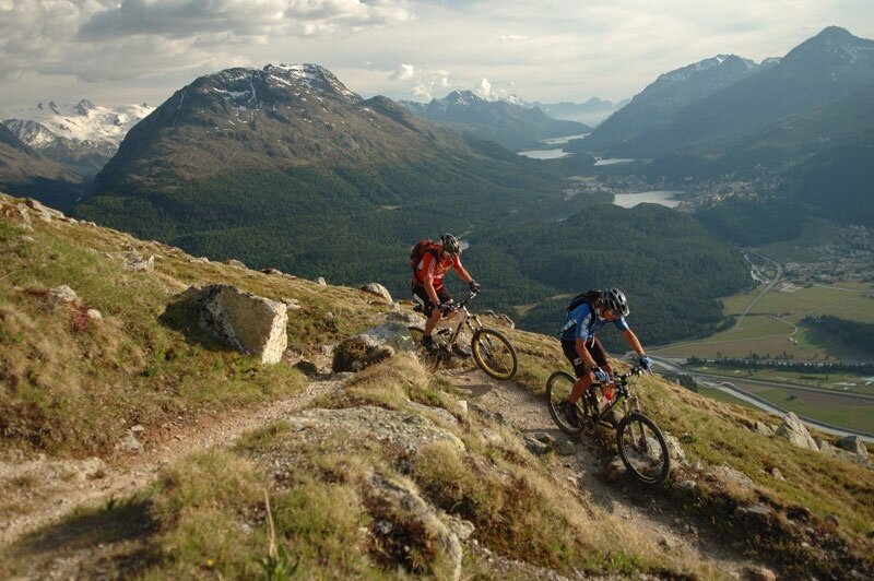 Lungo i pascoli, scendendo verso ampie vallate