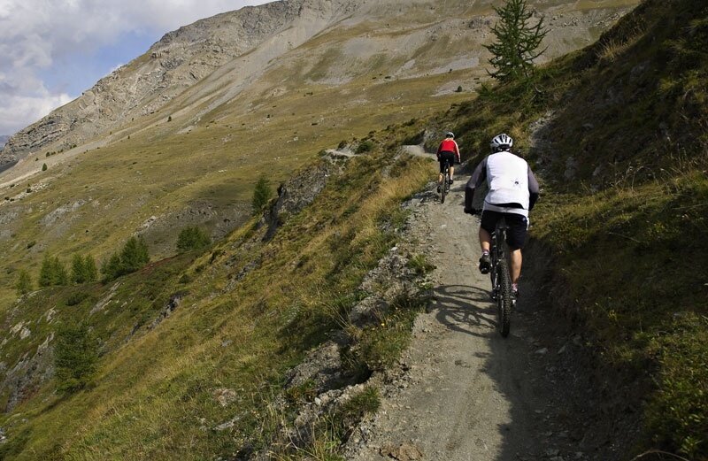 Lungo la strada sterrata, tagliando la montagna