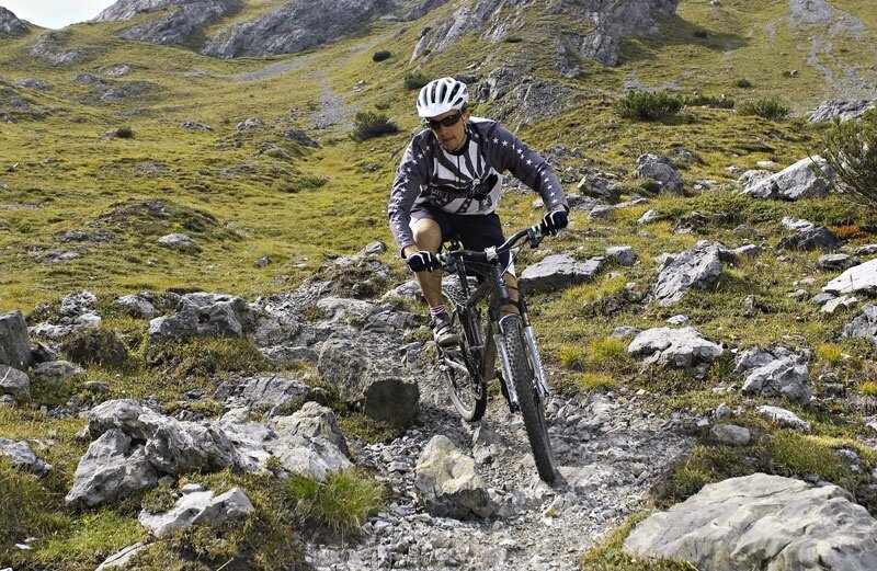 In sella tra le rocce