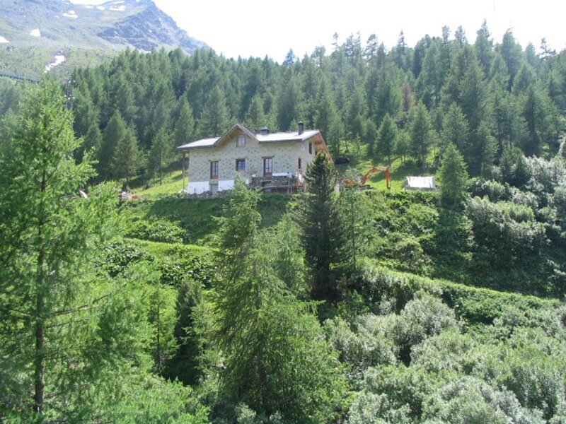 Una casa in costruzione nel cuore del bosco