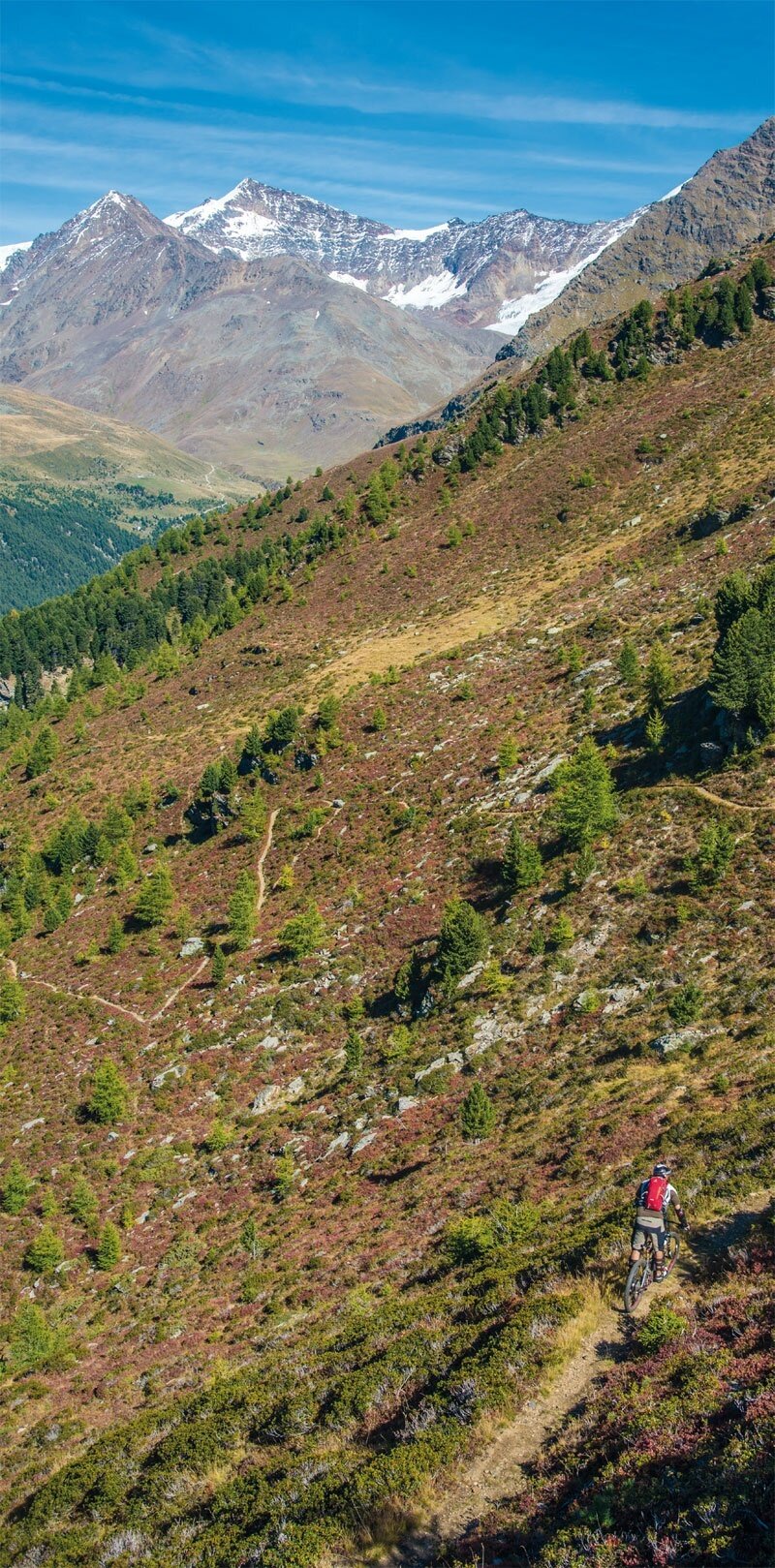 I primi tornanti della Romantica, sullo sfondo il Monte Cevedale.
