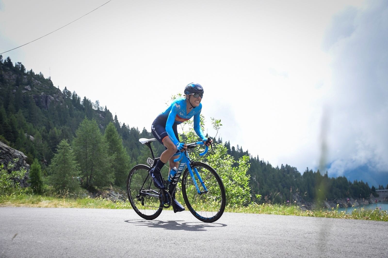 ciclista al lago
