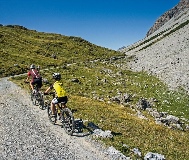 Giovane biker verso il Passo di Val Alpisella