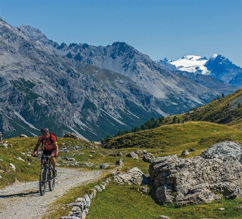 Salendo verso il Passo di Val Alpisella. Sullo sfondo l’Ortles.
