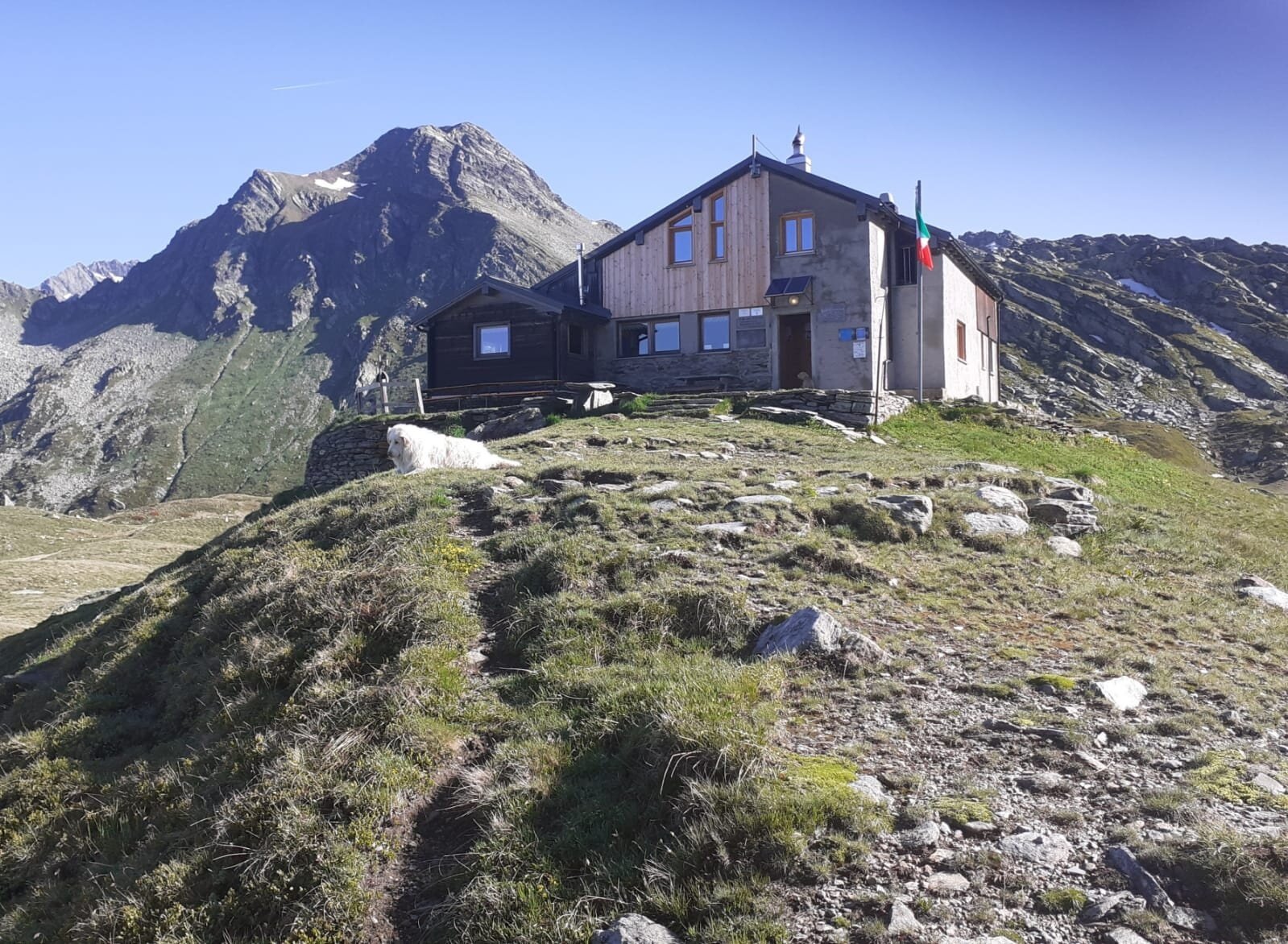 Rifugio Bertacchi al lago d'Emet