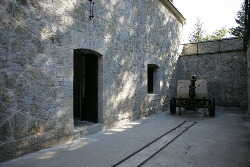 Il corridoio esterno del forte Venini a Oga