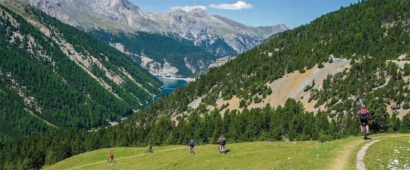 Alpe del Gallo, sullo sfondo il Lago di Livigno.