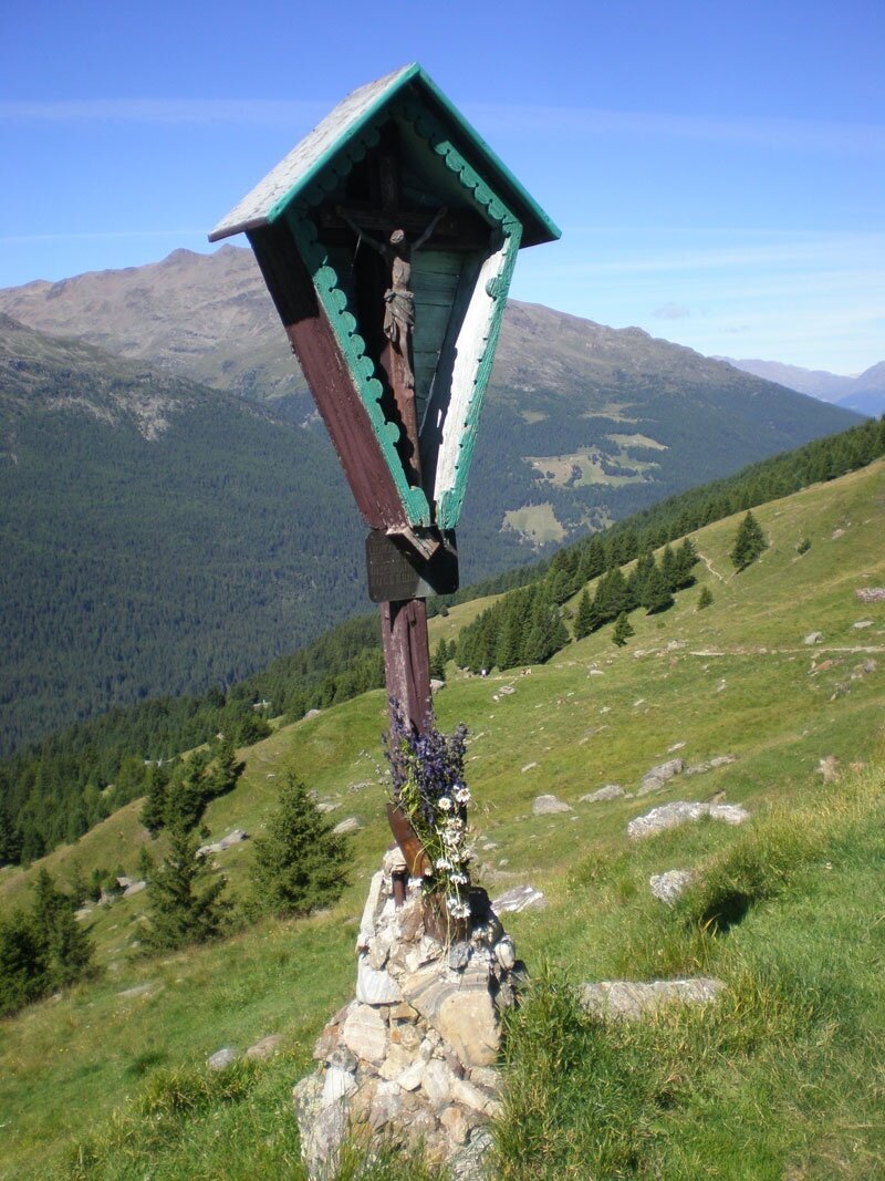 Crucifix along the path: a precious religious testimony