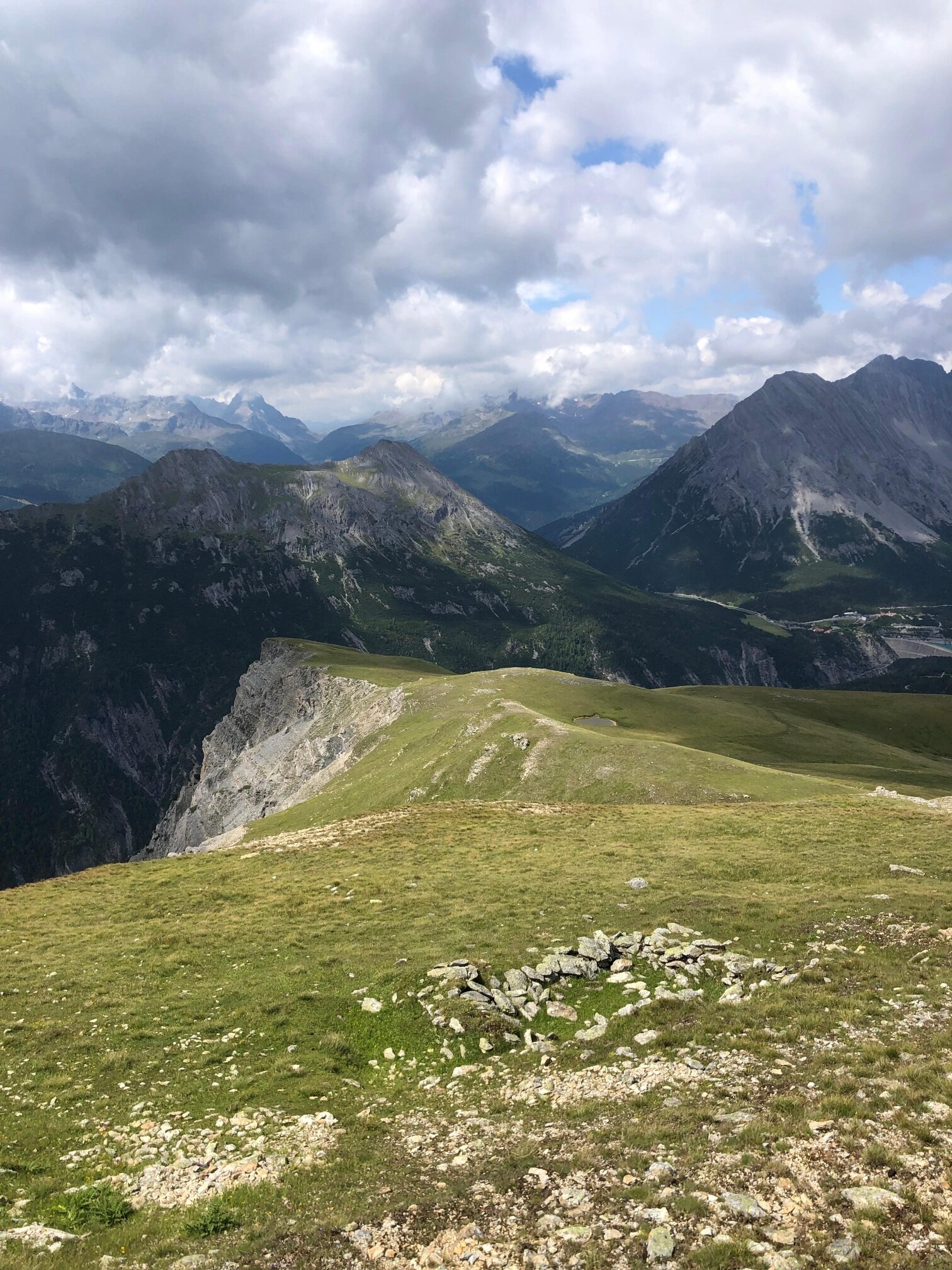L'ampia cresta dei piani di Pedenolo con il Monte Scale sullo sfondo