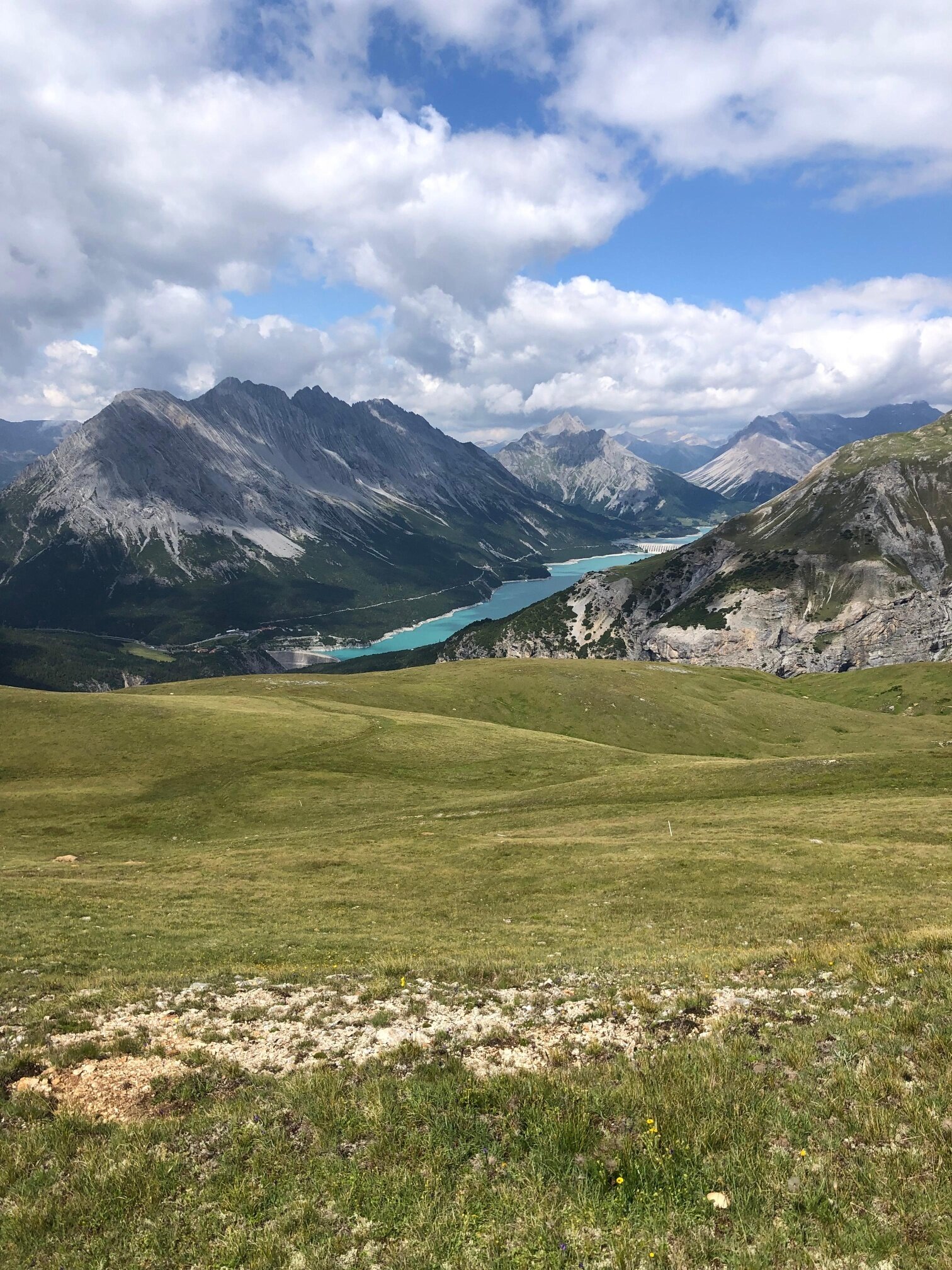 Ampia veduta dei pascoli e della Valle di Fraele con i Laghi di Cancano