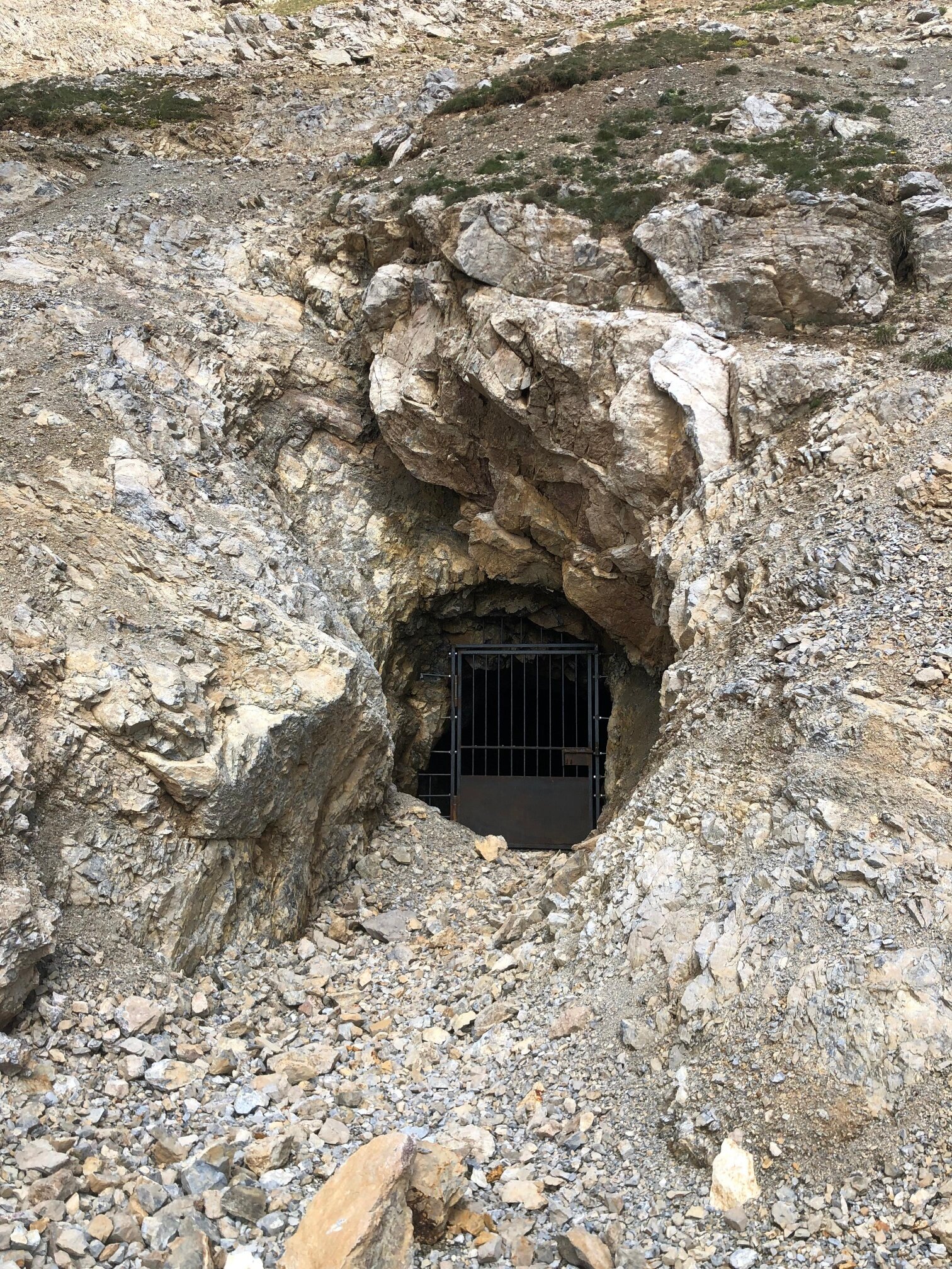 L'ingresso della miniera di ferro di Pedenoletto