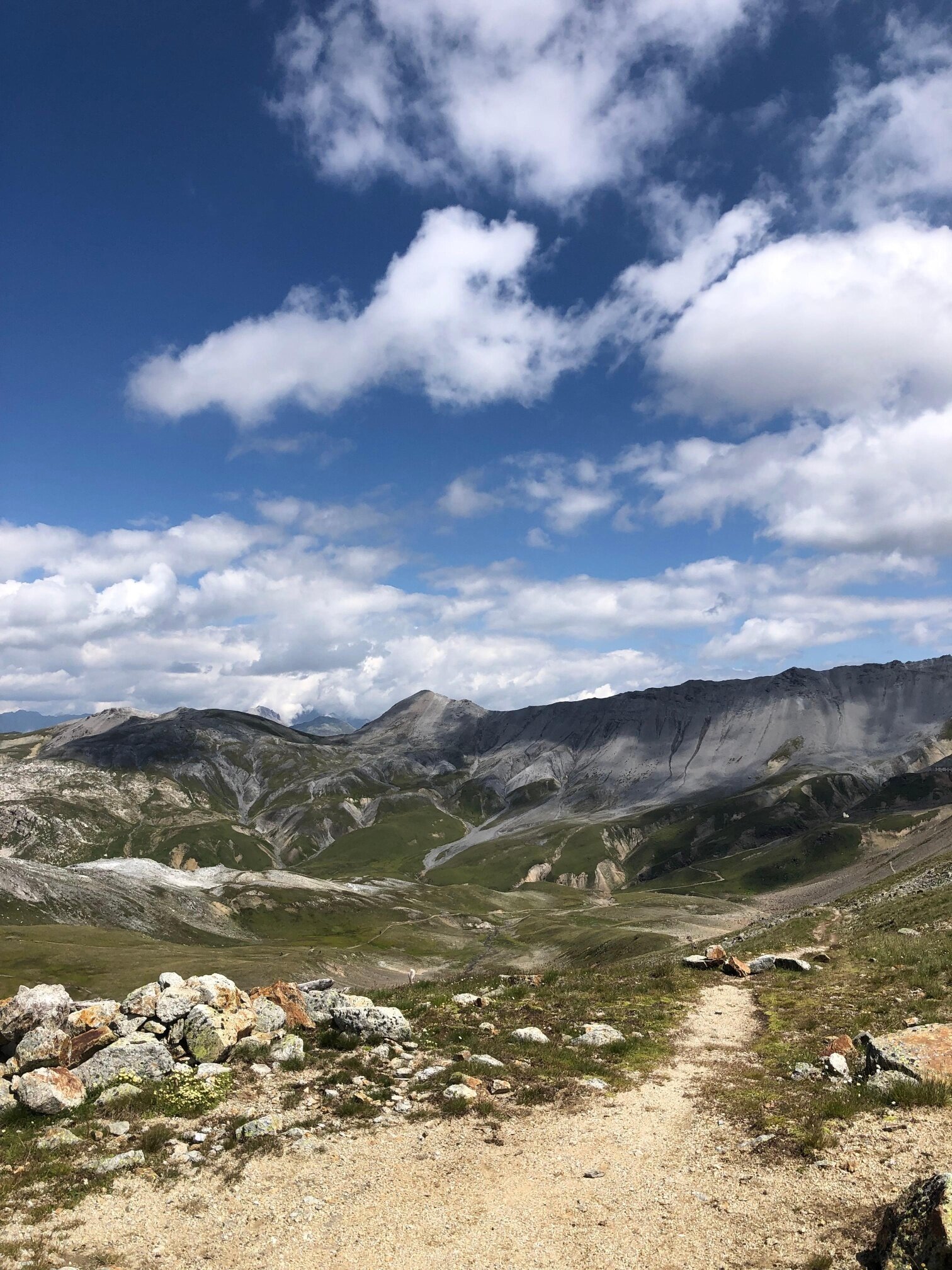 Dalla Bocchetta di Pedenoletto si apre la veduta sulla parte alta di Pedenolo e sulle Cime di Rims