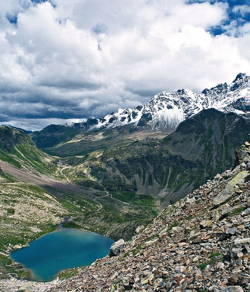 Lake Calosso and, in the background, the Passo di Verva and the ridges rising towards Cima Piazzi.