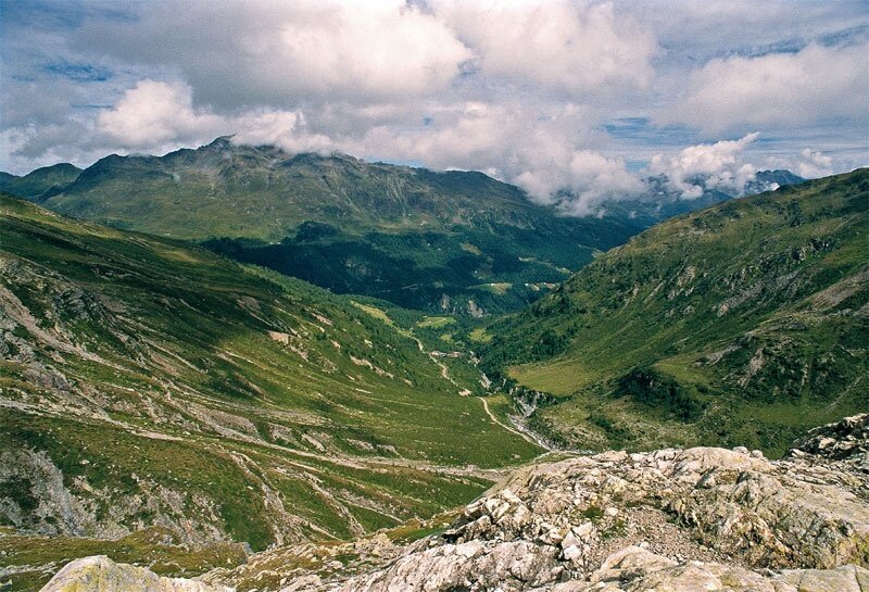 From the path of Lake Verva, the valley of the same name descends towards the Val Viola.