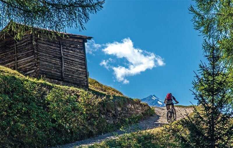 The short ascent to Pradaccio. In the background is Cima Piazzi.