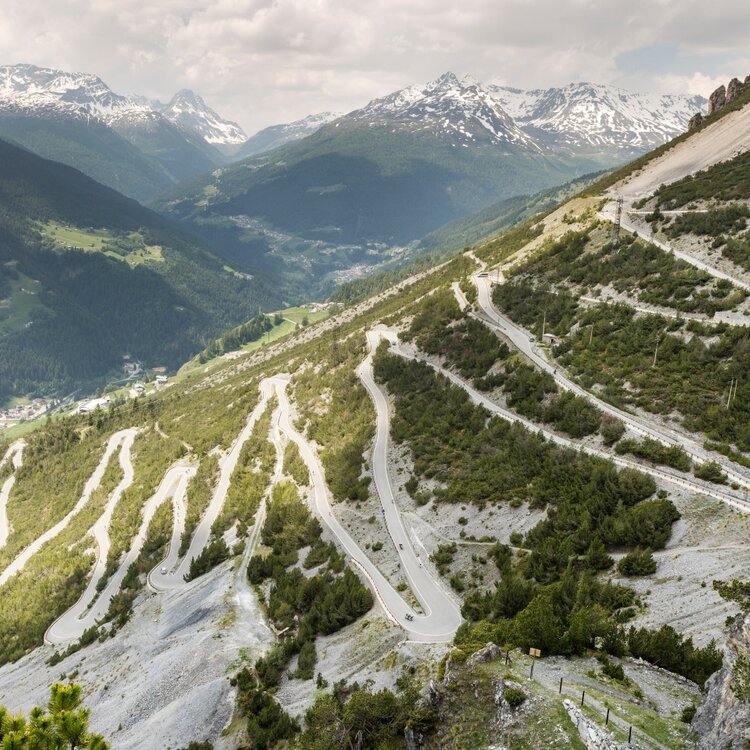 The last hairpin bends below the Torri di Fraele