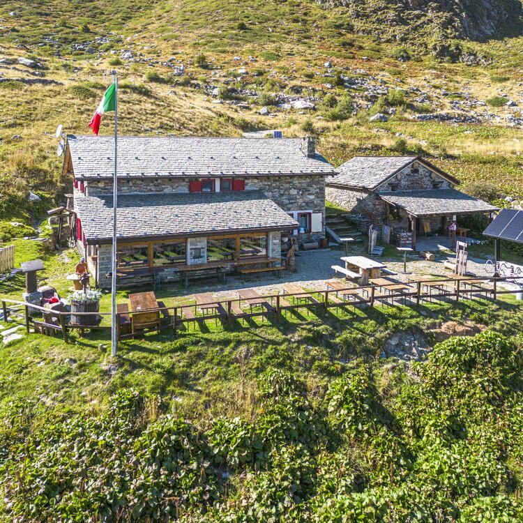 Al Rifugio Dordona per i Laghi di Porcile