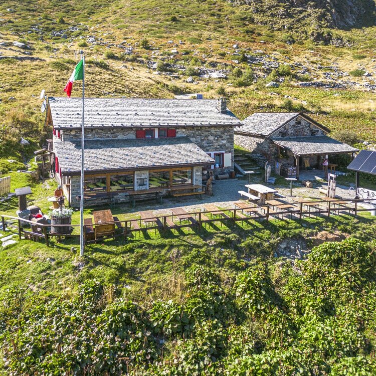 To the Dordona Refuge via the Porcile Lakes