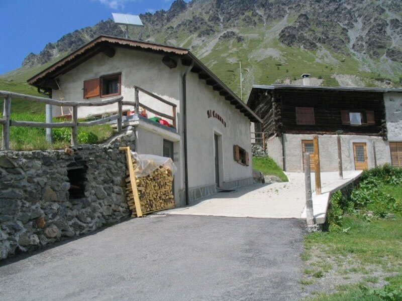 Along the way, you encounter isolated houses