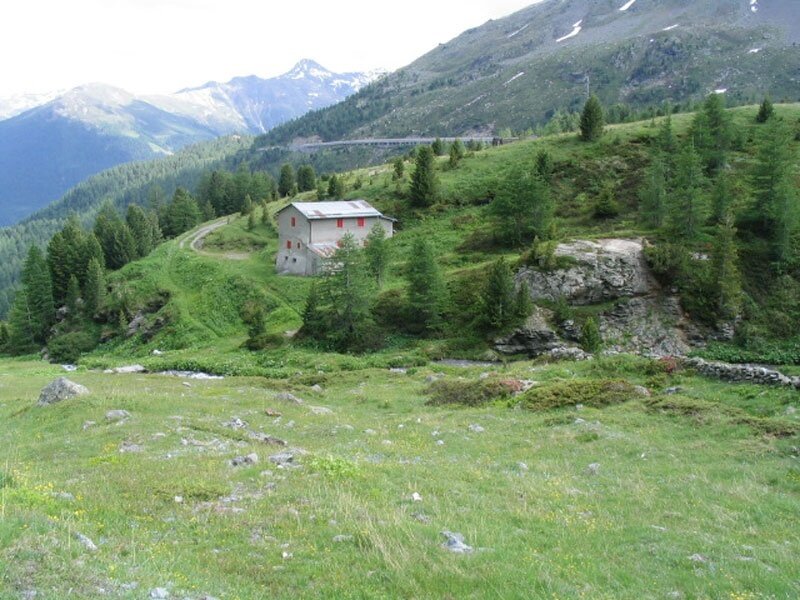 The route crosses the Val Vezzola and Val Trèla