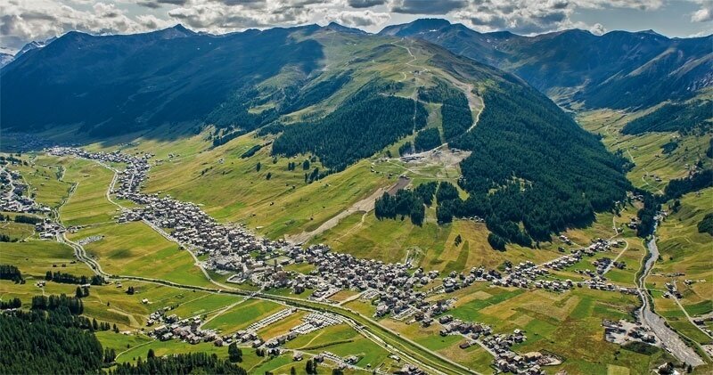 Panorama of Livigno, Dosso Blesaccia, and the entrance to Val Federia from Crap de la Paré.