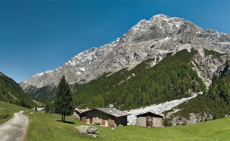 Campo di Mezzo huts. In the background, the Campo Peaks and Sasso Rotondo
