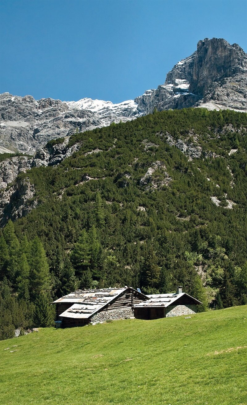 Campo di Mezzo huts. In the background, the Campo Peaks and Sasso Rotondo