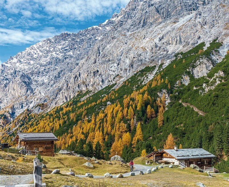 Campo di Mezzo huts.