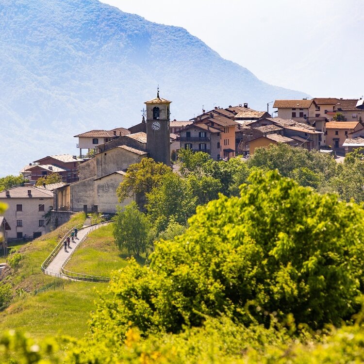 Con la bici da corsa sulla Costiera dei Cech