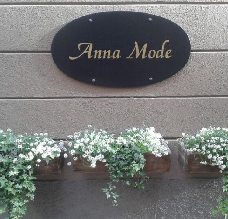 Anna-Mode-targhetta-ingresso